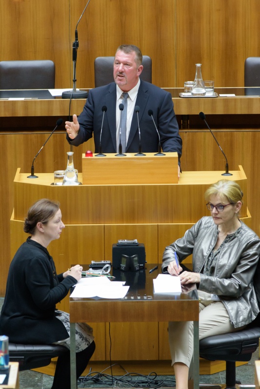 Nationalratsabgeordneter Günther Kumpitsch (F) am Rednerpult.