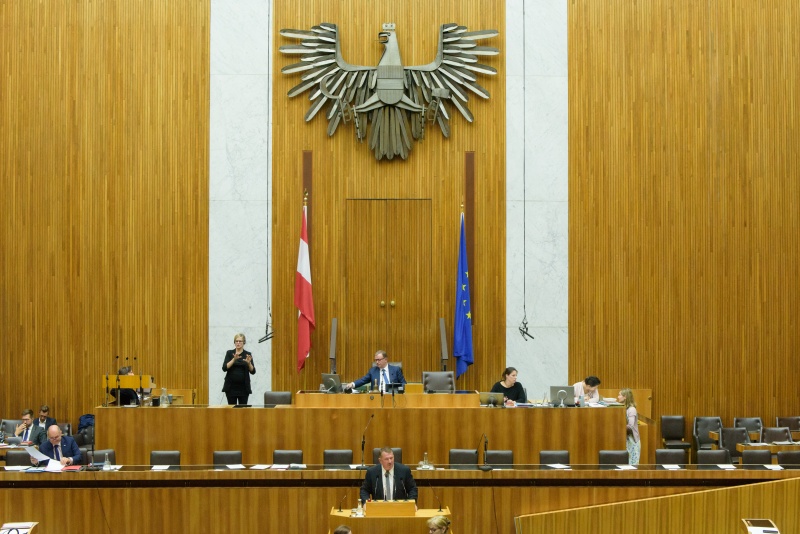 Nationalratsabgeordneter Günther Kumpitsch (F) am Rednerpult. Am Präsidium Zweiter Nationalratspräsident Karlheinz Kopf (V)