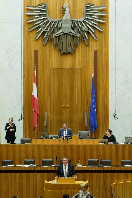 Nationalratsabgeordneter Günther Kumpitsch (F) am Rednerpult. Am Präsidium Zweiter Nationalratspräsident Karlheinz Kopf (V)