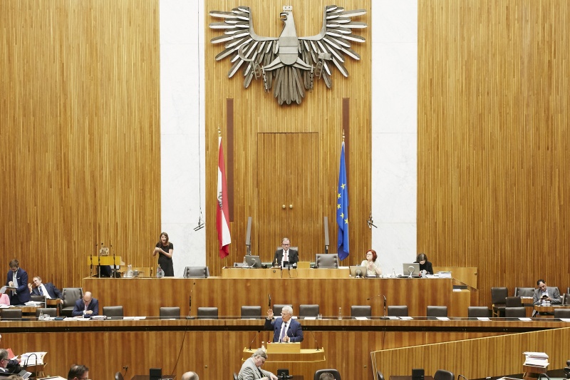 Nationalratsabgeordneter David Lasar (F) am Rednerpult. Auf der Regierungsbank Innenminister Wolfgang Sobotka (V). Am Präsidium Zweiter Nationalratspräsident Karlheinz Kopf (V)