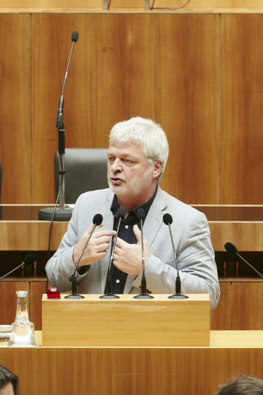 Nationalratsabgeordneter Karl Öllinger (G) am Rednerpult