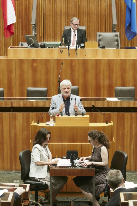 Nationalratsabgeordneter Karl Öllinger (G) am Rednerpult. Am Präsidium Zweiter Nationalratspräsident Karlheinz Kopf (V)