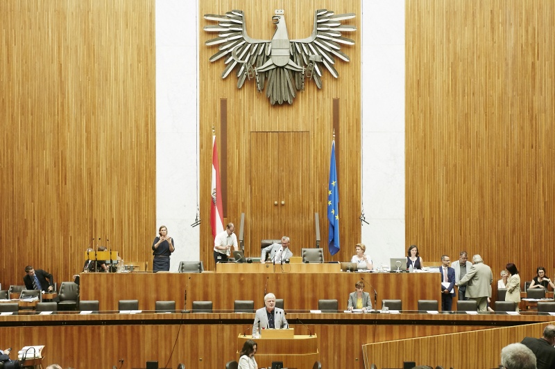 Nationalratsabgeordneter Karl Öllinger (G) am Rednerpult. Auf der Regierungsbank Gesundheitsministerin Pamela Rendi-Wagner (S). Am Präsidium Dritter Nationalratspräsident Norbert Hofer (F)