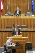 Nationalratsabgeordneter Rudolf Plessl (S) am Rednerpult. Am Präsidium Zweiter Nationalratspräsident Karlheinz Kopf (V)