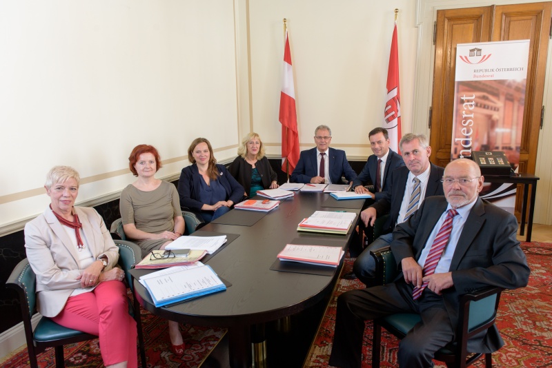 Von Links: Bundesrätin Monika Mühlwerth (F), Bundesratdirektorin Susanne Bachmann, Bundesrätin Nicole Schreyer(G),  Bundesratsvizepräsidentin Ingrid Winkler (S), Bundesratspräsident Edgar Mayer (V), Bundesratsvizepräsident Ernst Gödl (V), Bundesrat Martin Preineder (V) und Bundesrat Reinhard Todt (S