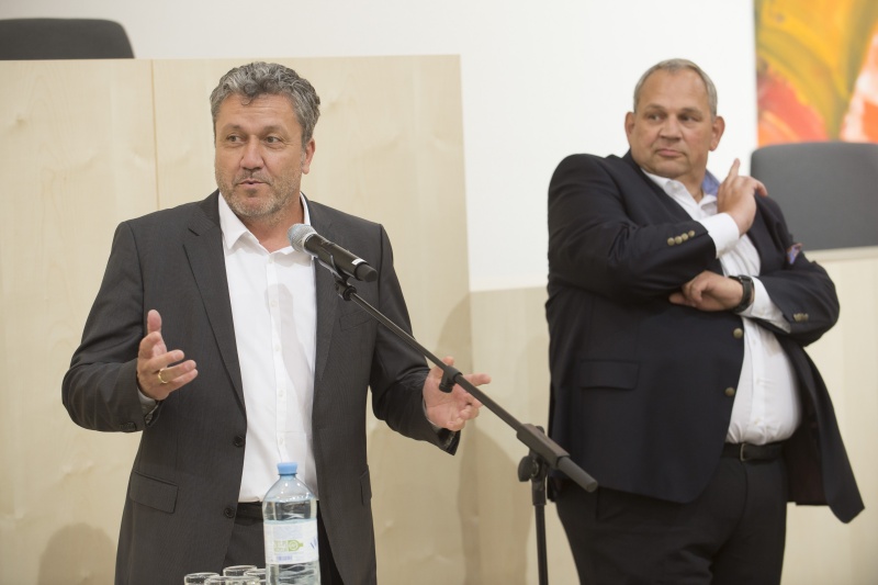 Von links: Burghauptmann Reinhold Sahl (am Wort) und Projektleiter Burghauptmannschaft Robert Neunteufel 