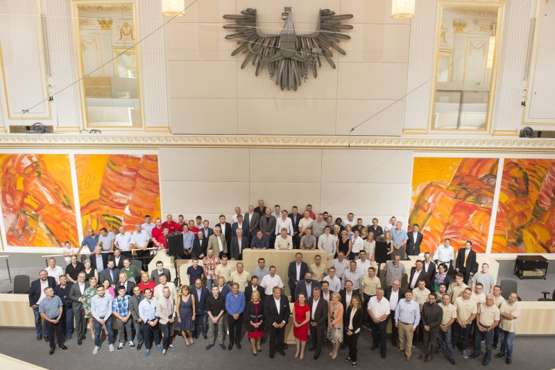 Gruppenbild mit Nationalratspräsidentin Doris Bures (S) und allen TeilnehmerInen an der Veranstaltung