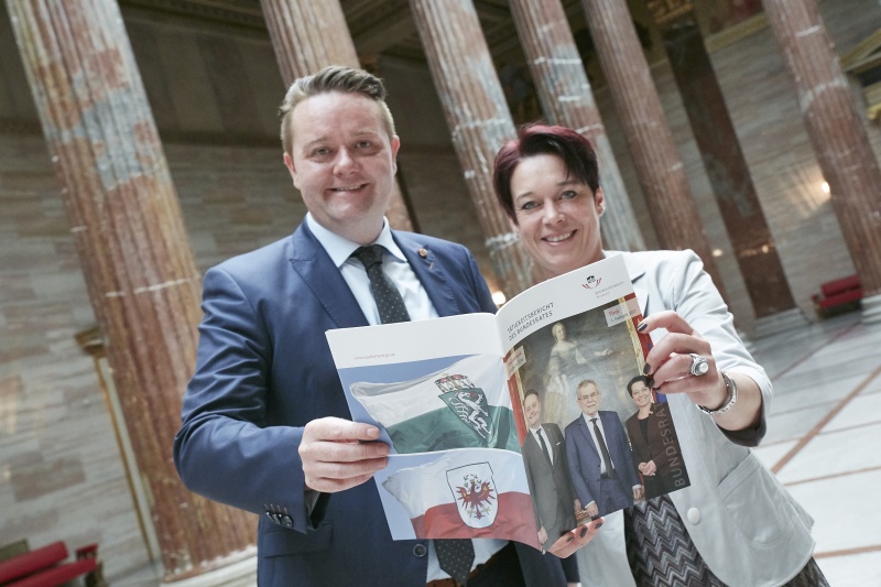 Von rechts: Bundesratspräsidentin a. D. Sonja Ledl-Rossmann (V) und Bundesratspräsident a. D. Mario Lindner (S) mit dem Tätigkeitsbericht des Bundesrates