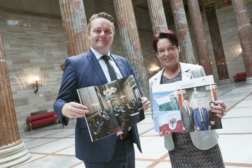 Von rechts: Bundesratspräsidentin a. D. Sonja Ledl-Rossmann (V) und Bundesratspräsident a. D. Mario Lindner (S) mit dem Tätigkeitsbericht des Bundesrates