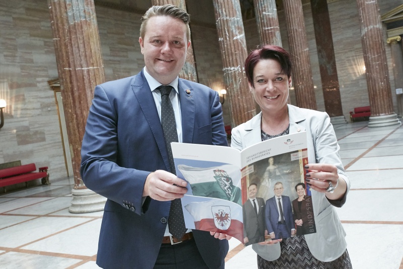 Von rechts: Bundesratspräsidentin a. D. Sonja Ledl-Rossmann (V) und Bundesratspräsident a. D. Mario Lindner (S) mit dem Tätigkeitsbericht des Bundesrates