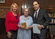 Nationalratspräsidentin Doris Bures (S) restituierte in New York ein Buch an eine Nachfahrin eines Holocaust-Überlebenden