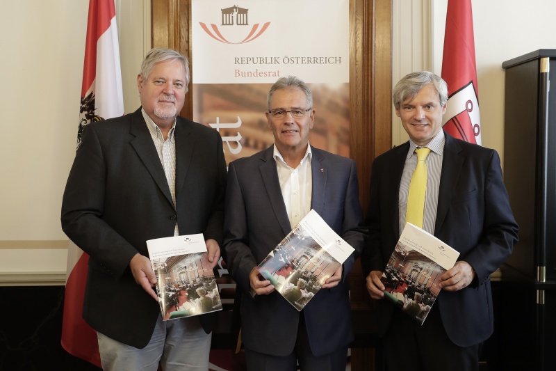 Budesratspräsident Edgar Mayer (V) mit Pressevertretern