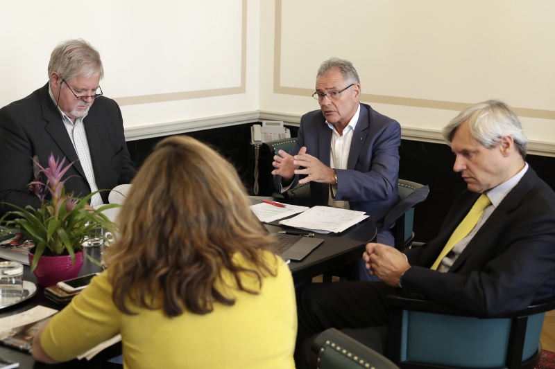 Budesratspräsident Edgar Mayer (V) mit PressevertreterInen im Gespräch