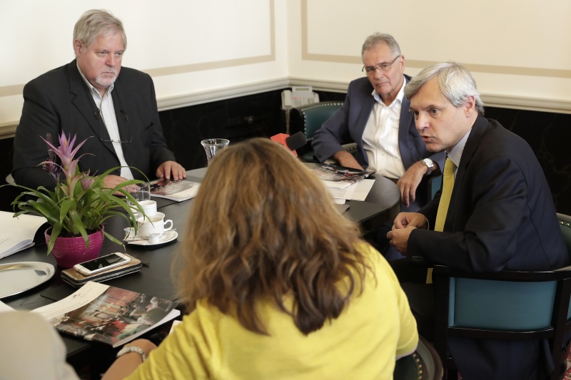Budesratspräsident Edgar Mayer (V) mit PressevertreterInen im Gespräch