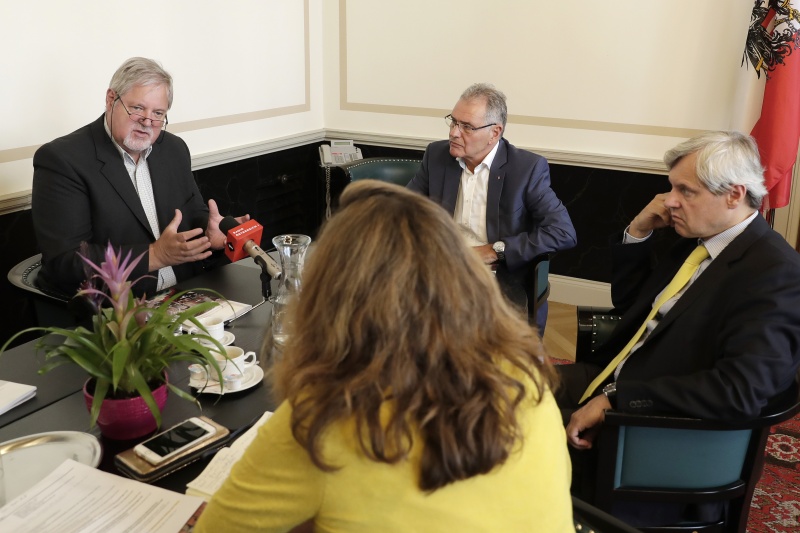 Budesratspräsident Edgar Mayer (V) mit PressevertreterInen im Gespräch