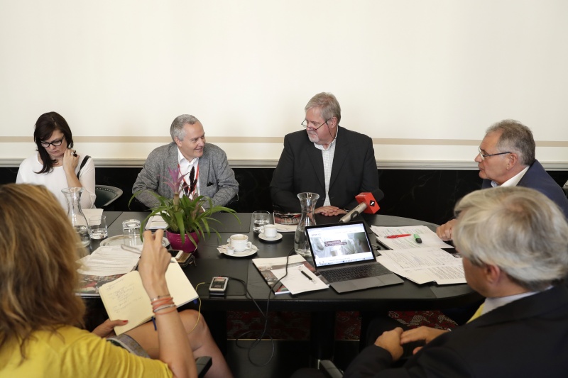 Budesratspräsident Edgar Mayer (V) mit PressevertreterInen im Gespräch