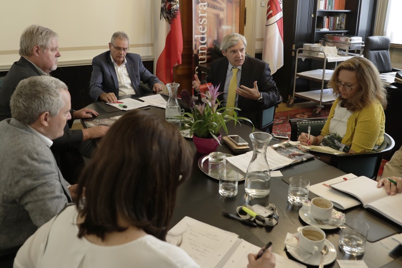 Budesratspräsident Edgar Mayer (V) mit PressevertreterInen im Gespräch