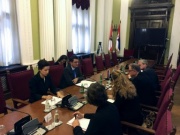 Zweiter Nationalratspräsident Karlheinz Kopf (V) (2. von rechts) im Gespräch mit stellvertretenden Parlamentspräsident Veroljub Arsić (2.von links)