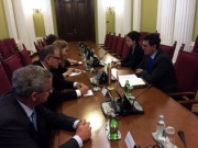 Zweiter Nationalratspräsident Karlheinz Kopf (V) (2. von links) im Gespräch mit stellvertretenden Parlamentspräsident Veroljub Arsić (rechts)