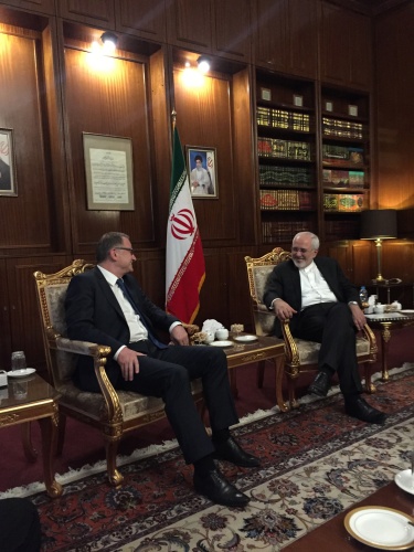 Aussprache zwischen dem Zweiten Nationalratspräsidenten Karlheinz Kopf (V) (links) und dem iranischen Außenminister Mohammed Dschawad Zarif
