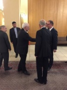 Von lilnks: Der iranische Außenminister Mohammed Dschawad Zarif begrüßt den Zweiten Nationalratspräsidenten Karlheinz Kopf (V)