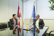 Von links: Der ukrainische Botschafter Olexander Scherba im Gespräch mit dem Zweiten Nationalratspräsidenten Karlheinz Kopf (V)