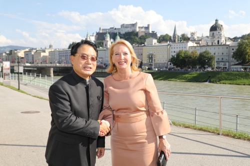 von rechts: Nationalratspräsidentin Doris Bures und UNIDO Generaldirektor Li Yong auf dem Weg zur Aufführung von "Jedermann" bei den Salzburger Festspielen