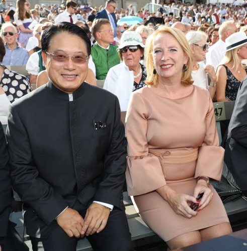 von rechts: Nationalratspräsidentin Doris Bures und UNIDO Generaldirektor Li Yong bei der Aufführung von "Jedermann" bei den Salzburger Festspielen