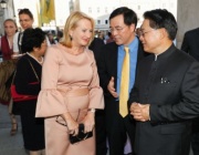 von rechts: Nationalratspräsidentin Doris Bures, Dolmetescher und hatte heute den UNIDO Generaldirektor Li Yongim Gespräch