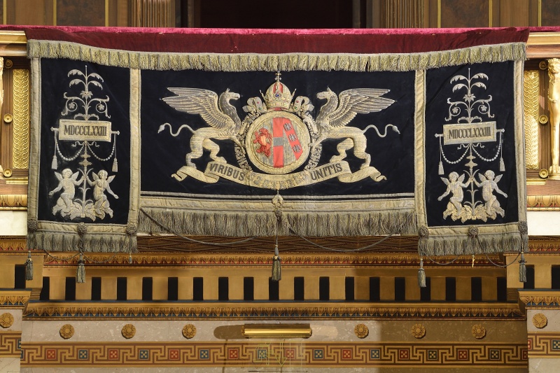 Bestickter Behang mit Kaiserwappen vor der Kaiserloge