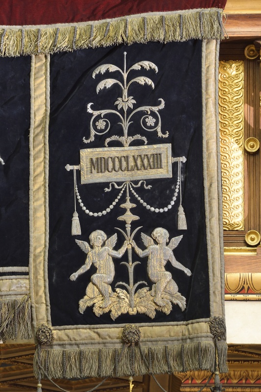 Bestickter Behang mit Kaiserwappen vor der Kaiserloge