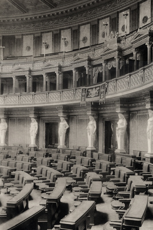 Historisches Foto mit besticktem Behang vor der Kaiserloge, um 1890