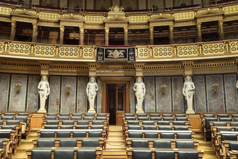 Bestickter Behang mit Kaiserwappen vor der Kaiserloge