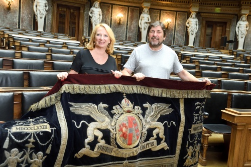 Nationalratspräsidentin Doris Bures (S) und und Anton Habrich mit dem aufgefundenen Behang mit Kaiserwappen