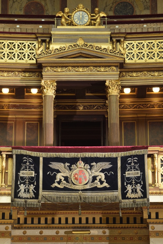 Bestickter Behang mit Kaiserwappen vor der Kaiserloge