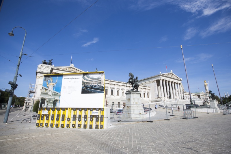 Blick auf die Bautafel mit Parlamentsgebäude