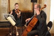 Musikalische Untermalung durch Shira Epstein (Violine) und Roland Lindenthal (Cello)