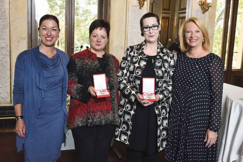 Von rechts: Nationalratspräsidentin Doris Bures (S), stellv. Generalsekretärin des des Allgemeinen Entschädigungsfonds für Opfer des Nationalsozialismus Christine Schwab, stellv. Generalsekretärin des Nationalfonds der Republik Österreich für Opfer des Nationalsozialismus Renate Stefanie Meissner, Generalsekretärin des Nationalfonds und des Allgemeinen Entschädigungsfonds Hannah Lessing