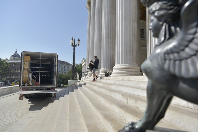 Abtransport der Sessel über die Rampe