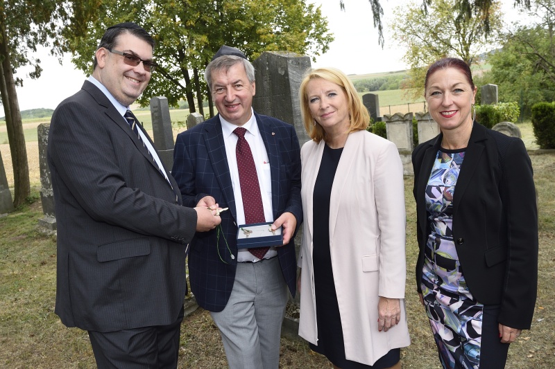 Von links: Präsident der Israelitischen Kultusgemeinde Oskar Deutsch, Bürgermeister Stockerau Helmut Laab (S), Nationalratspräsidentin Doris Bures (S), Generalsekretärin des Nationalfonds und des Allgemeinen Entschädigungsfonds Hannah Lessing