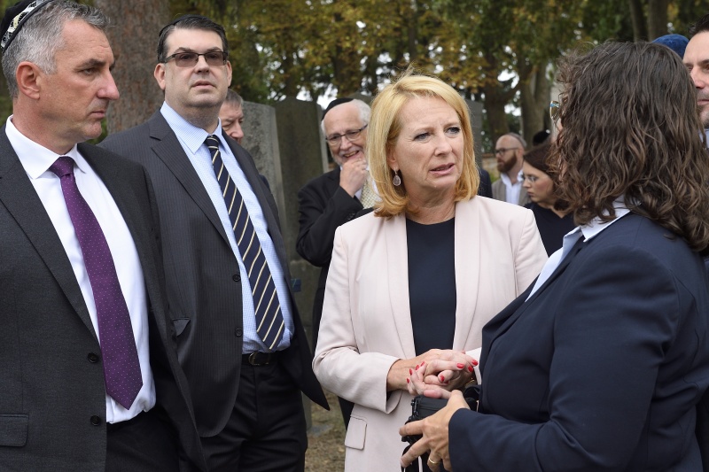 Nationalratspräsidentin Doris Bures (S) bei einem kurzen Rundgang