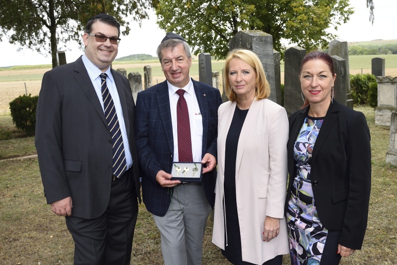Von links: Präsident der Israelitischen Kultusgemeinde Oskar Deutsch, Bürgermeister Stockerau Helmut Laab (S), Nationalratspräsidentin Doris Bures (S), Generalsekretärin des Nationalfonds und des Allgemeinen Entschädigungsfonds Hannah Lessing