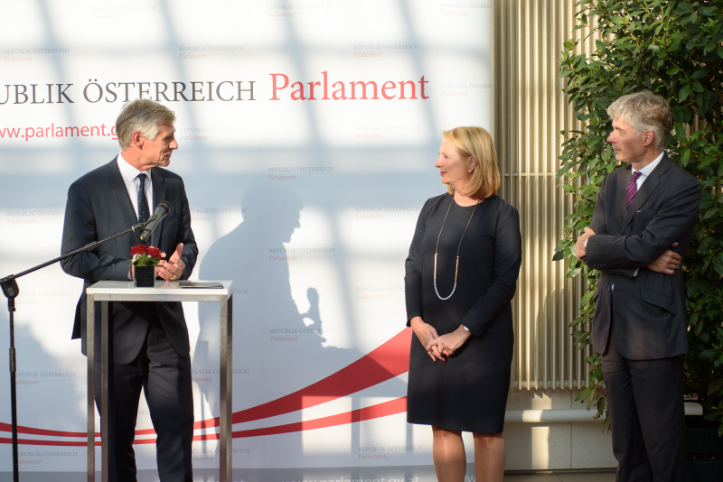 Von links: Generalsekretär für auswärtige Angelegenheiten Michael Linhart (am Wort), Nationalratspräsidentin Doris Bures (S) und Parlamentsdirektor Harald Dossi während des Empfangs der Österreichischen Botschafter