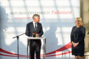 Von links: Generalsekretär für auswärtige Angelegenheiten Michael Linhart (am Wort) und Nationalratspräsidentin Doris Bures (S)