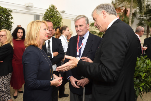 Botschafterempfang. Von links: Nationalratspräsidentin Doris Bures (S) im Gespräch mit Botschaftern