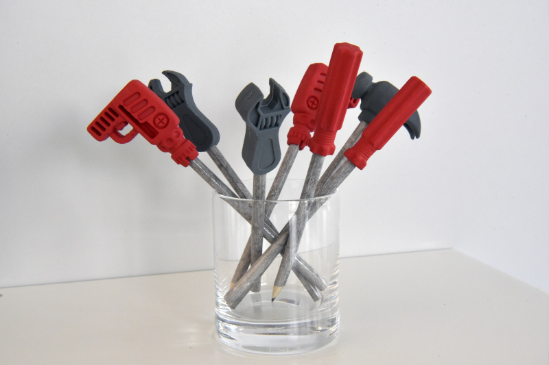 Bleistift mit Radiergummi in Werkzeugform