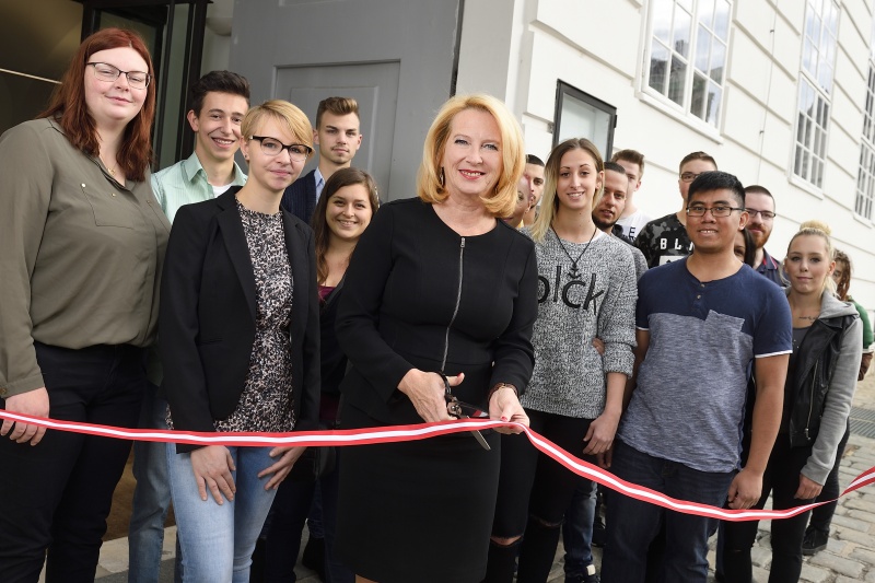 Nationalratspräsidentin Doris Bures (S) mit SchülerInnen - den ersten BesucherInnen in der Hofburg