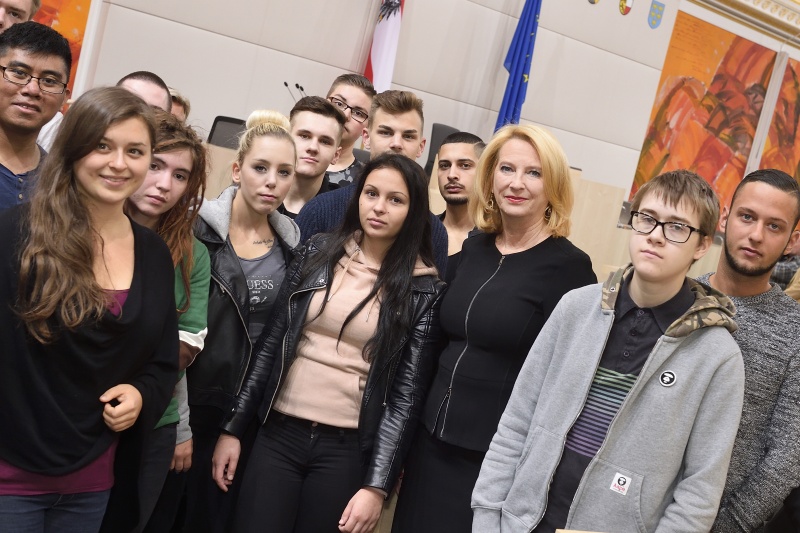 Nationalratspräsidentin Doris Bures (S) mit SchülerInnen - den ersten BesucherInnen in der Hofburg