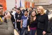 Nationalratspräsidentin Doris Bures (S) mit SchülerInnen - den ersten BesucherInnen in der Hofburg