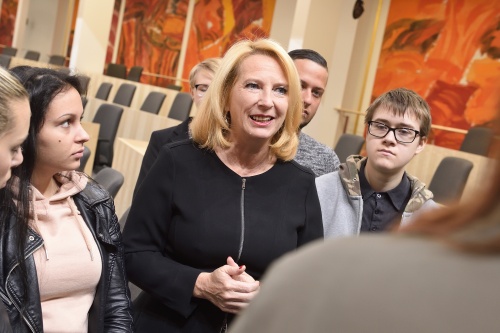 Nationalratspräsidentin Doris Bures (S) mit SchülerInnen - den ersten BesucherInnen in der Hofburg